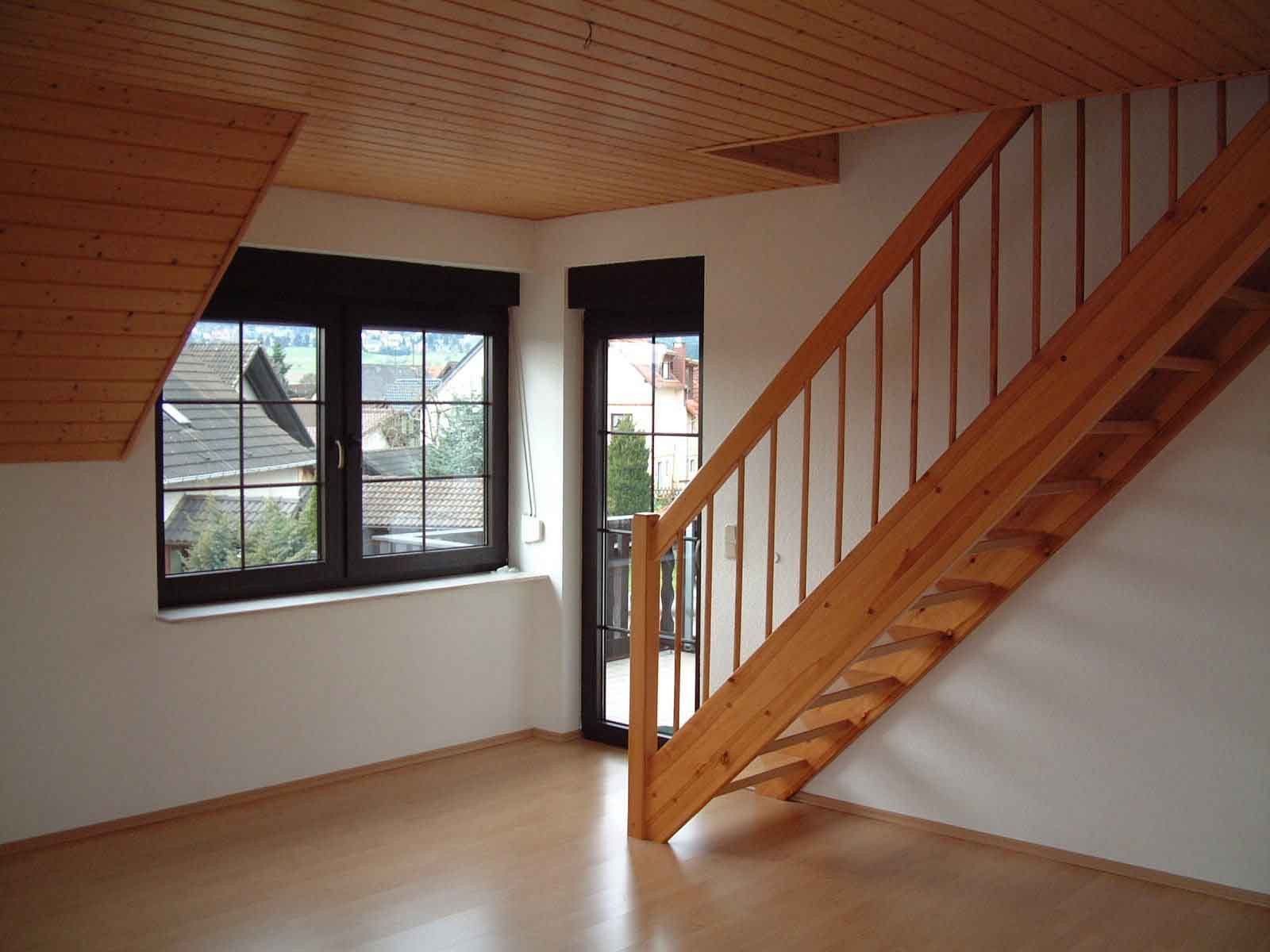 Sehr helles Wohnzimmer mit 2 x TV und ISDN