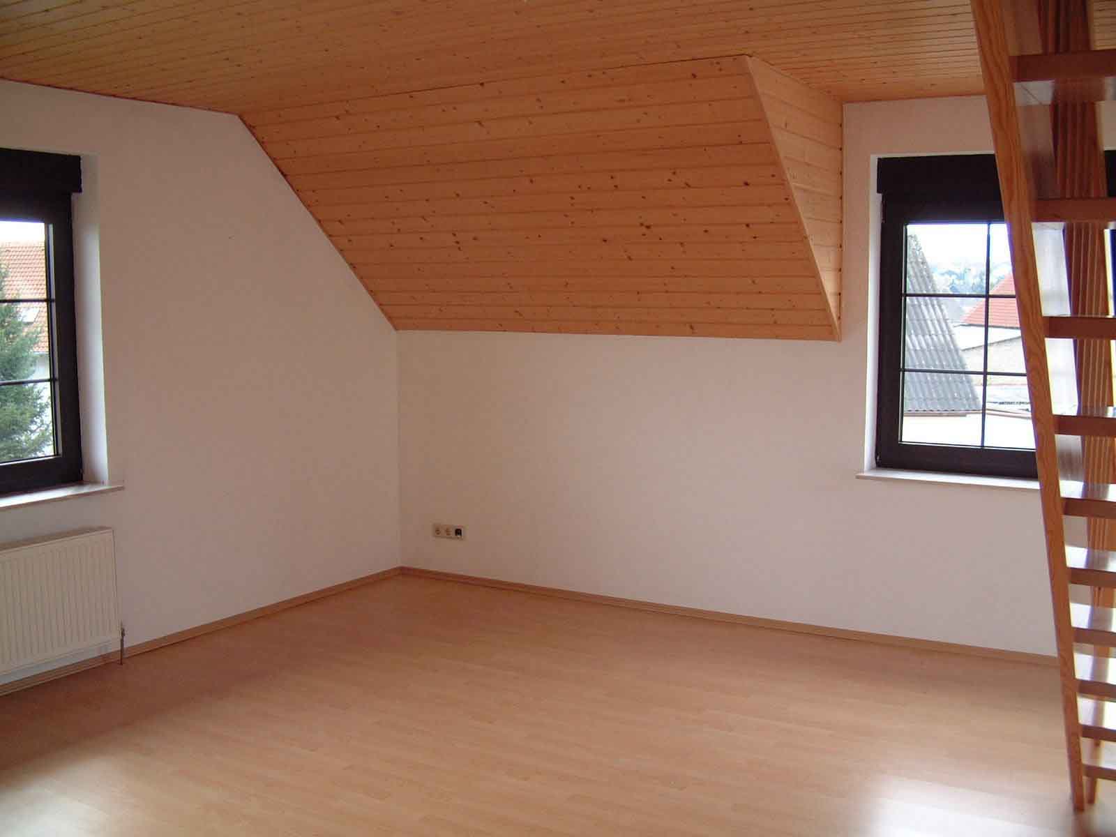 Sehr helles Wohnzimmer.